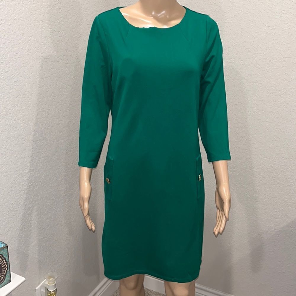 Eliza J green dress w/ gold tone buttons on pockets, in excellent condition.